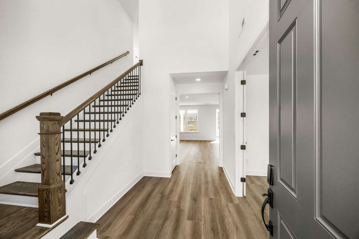 Grand entry with 2 story foyer