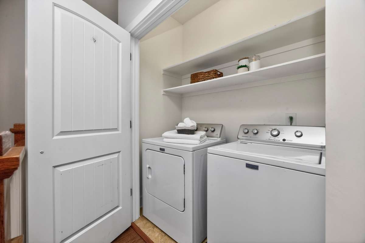 Washer/ Dryer (conveys with property)