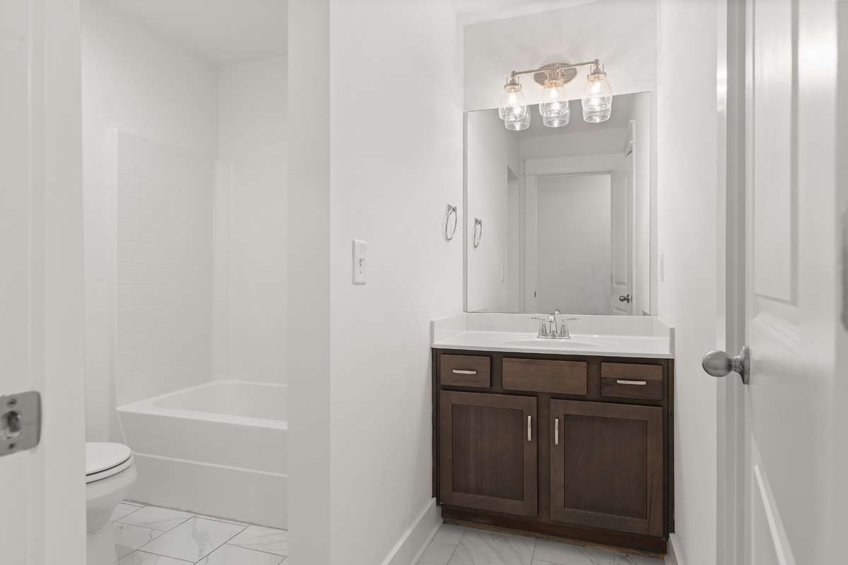 Bedroom 4's on suite bath