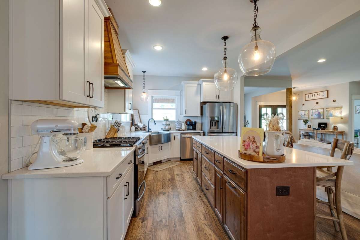 MASSIVE Quartz Island/Breakfast Bar