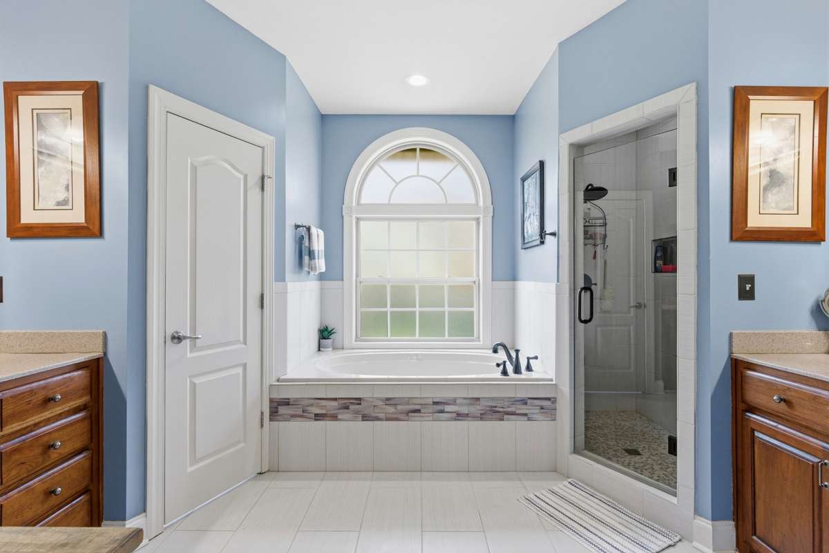 Primary en-suite with separate shower and soaking tub