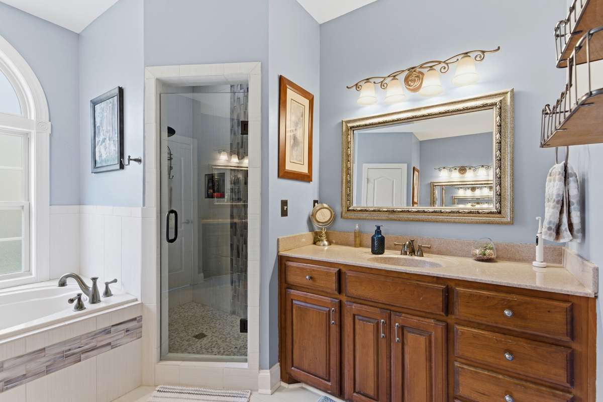Double vanties flank each side of the en-suite