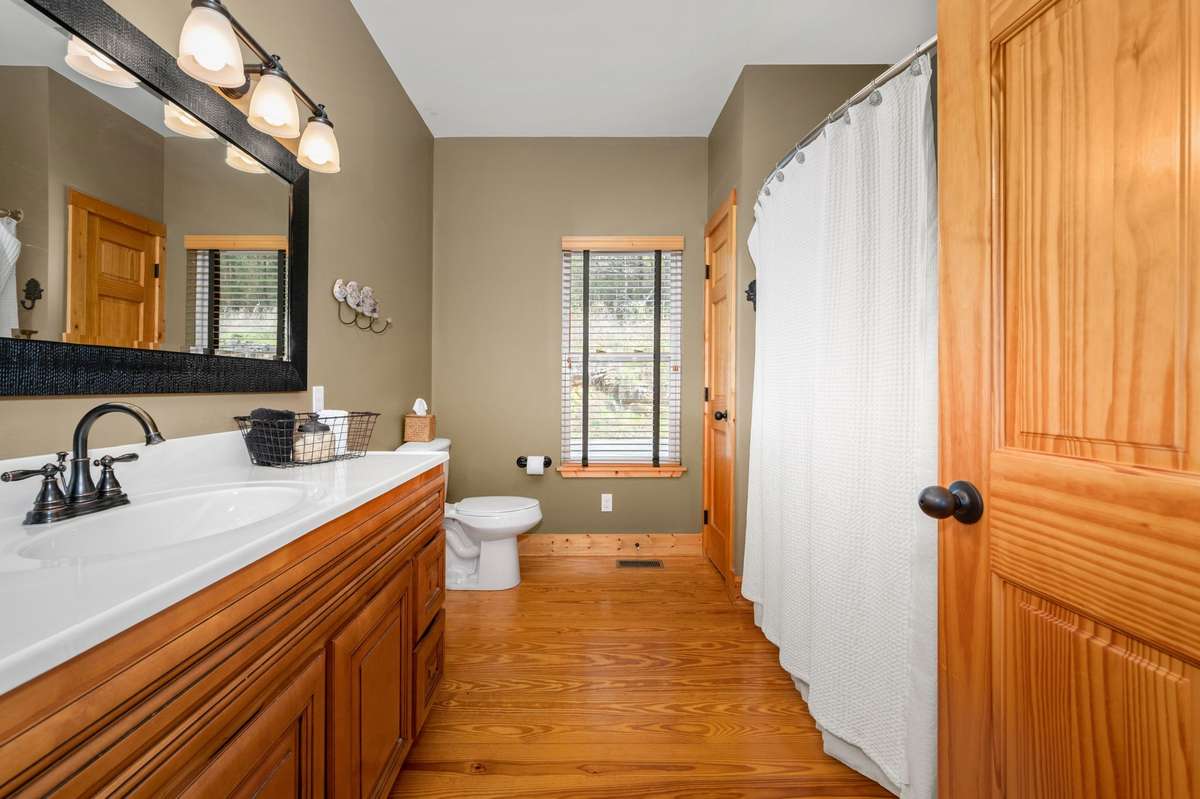 MAIN FLOOR PRIMARY BATH