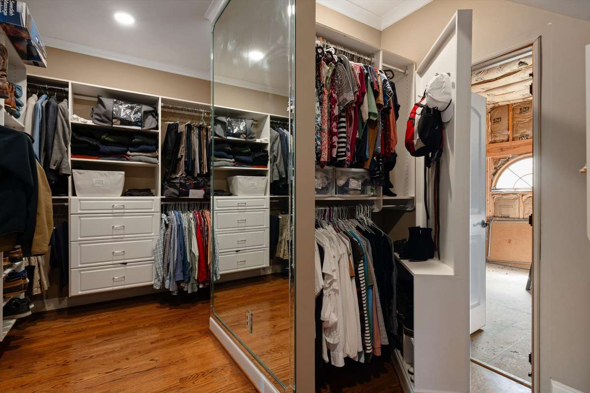 Do you see the door to the secret room in the primary closet???