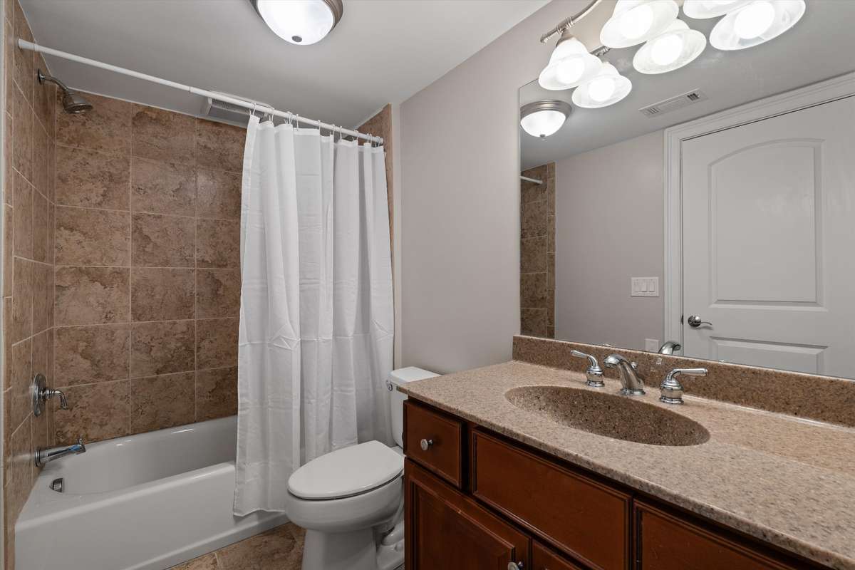 En suite full bath in basement