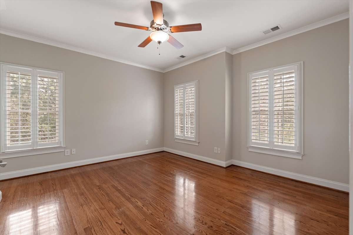 Additional upstairs bedroom with en suite bath