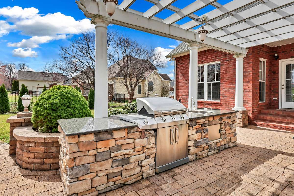 Outdoor Kitchen w/ Hot/Cold Water Sink, Natural Gas Grill & Granite Countertop!