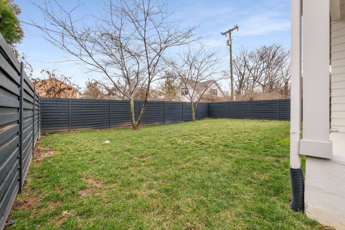 Fenced in back yard - pool friendly!