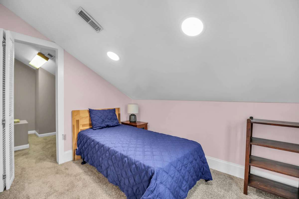 Flex Room right off the 2nd floor Family Room can be used for another bedroom, office, hobby room or storage. Lots of possibilities.