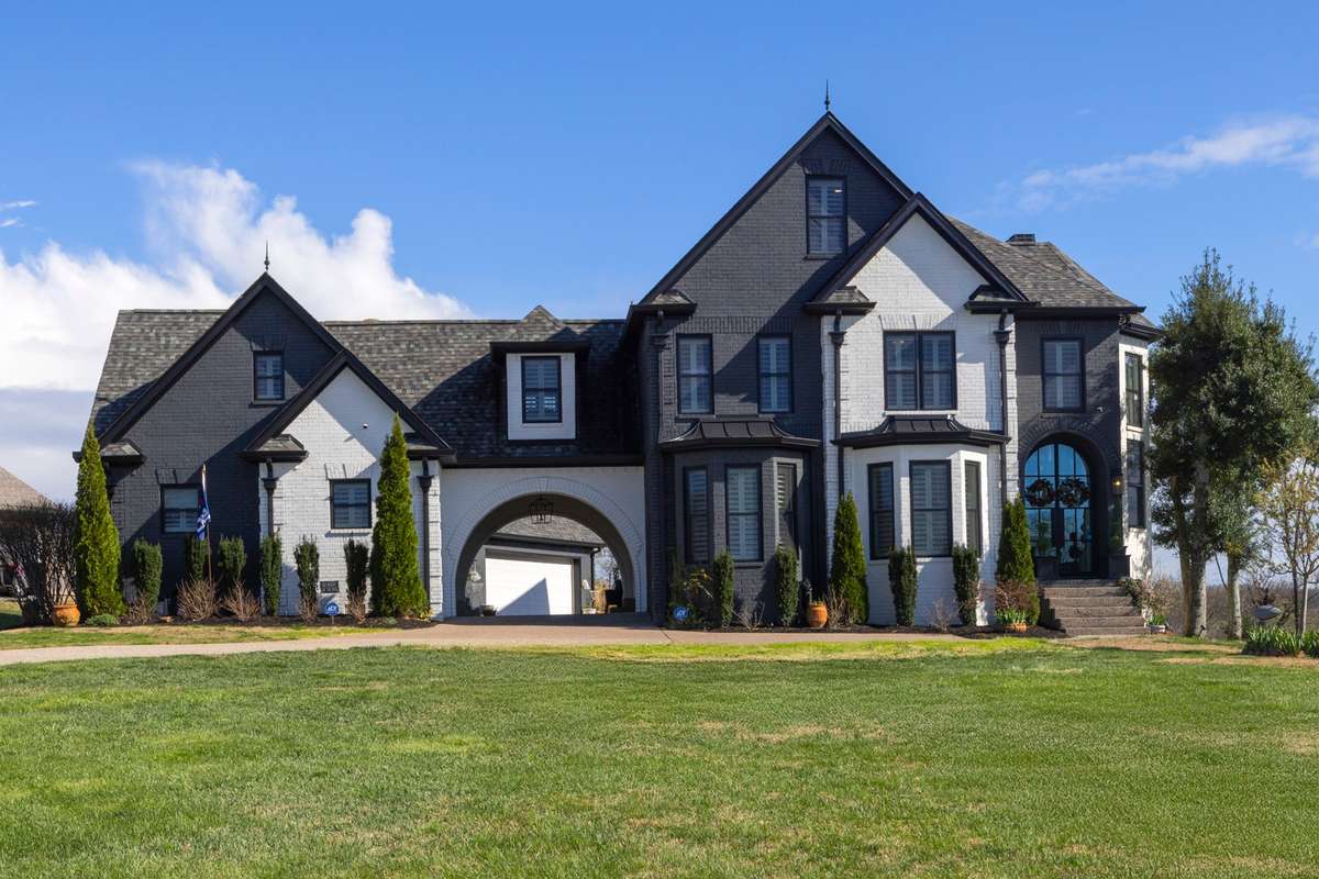 Welcome Home! 2011 Dorchester Dr, Lebanon, TN.