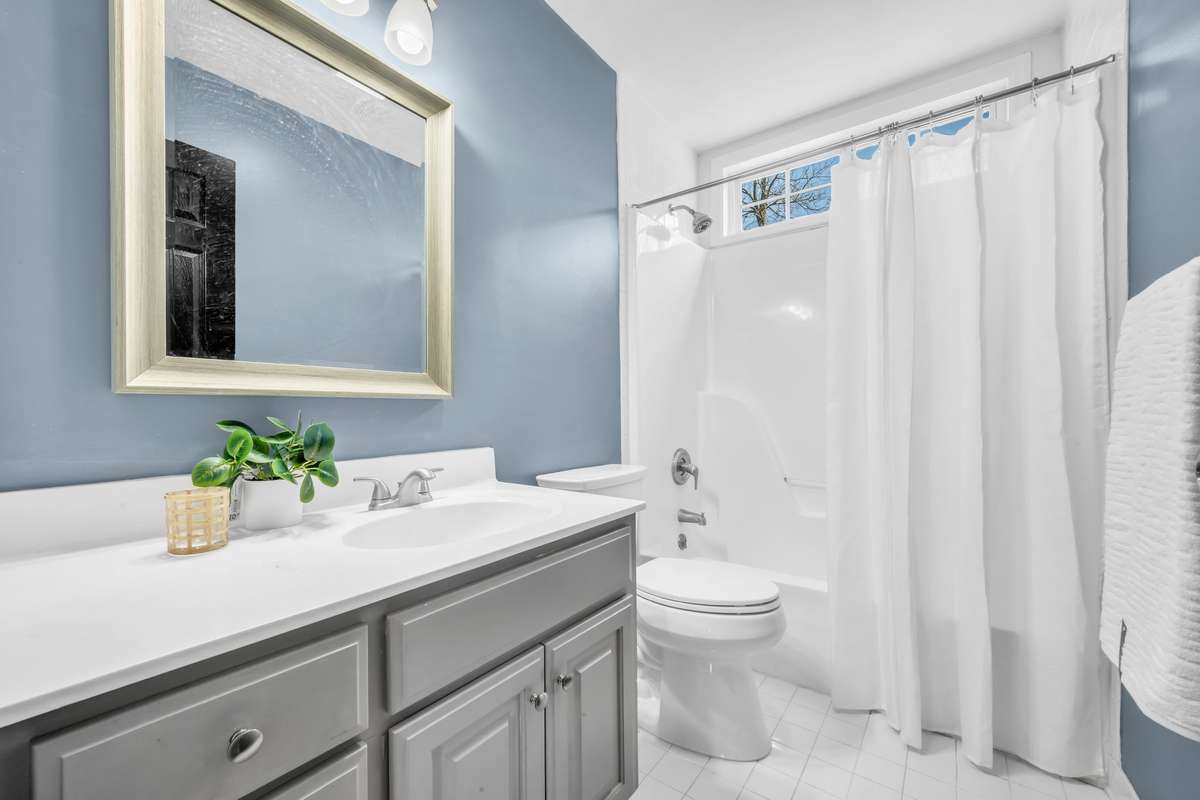 3 Full Bedrooms + 2.5 Bathrooms
Plus Florida Room + 3rd Floor Loft