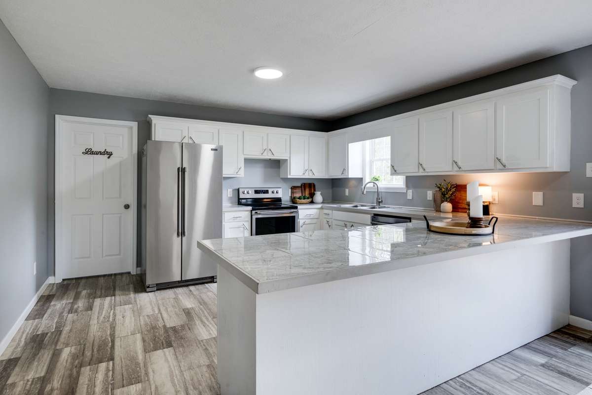 Chef's Kitchen w/ Kitchen Island/Breakfast Bar