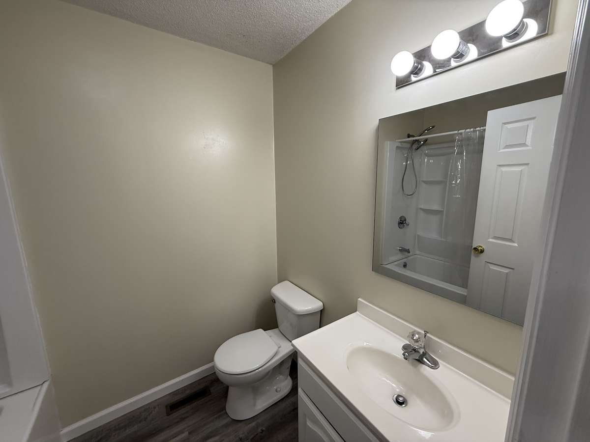 full bath with tub and surround.