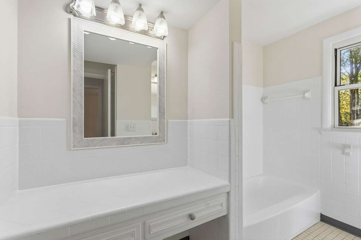 Upstairs full bath.