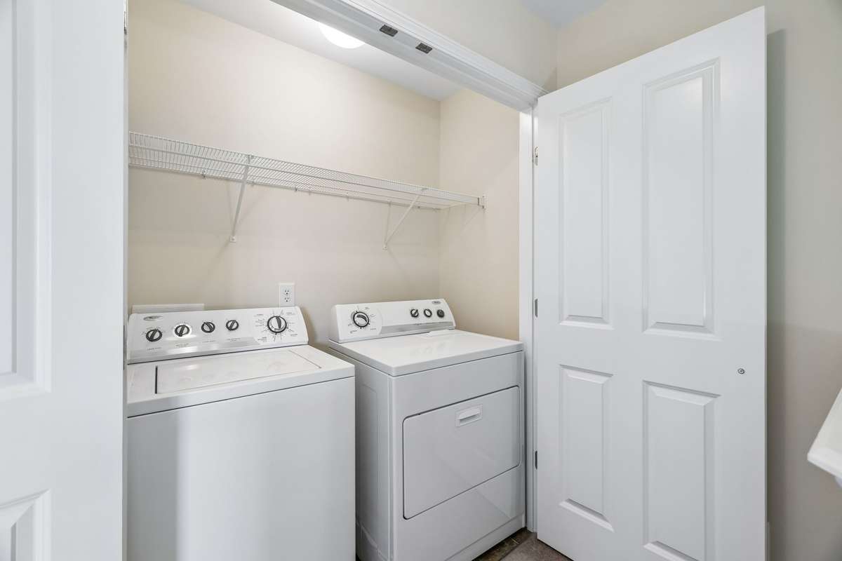 Laundry Room - Washer/Dryer Convey!