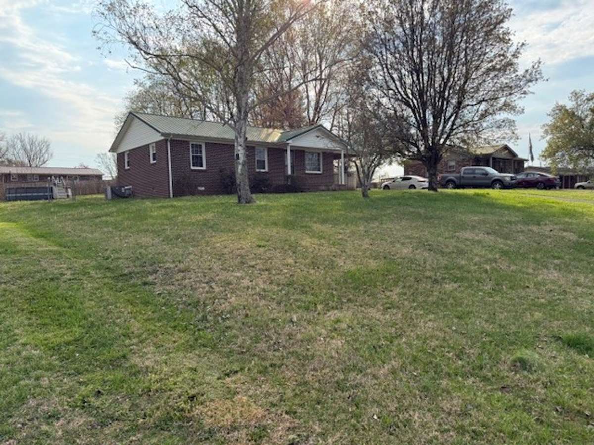 Nice-sized front yard.