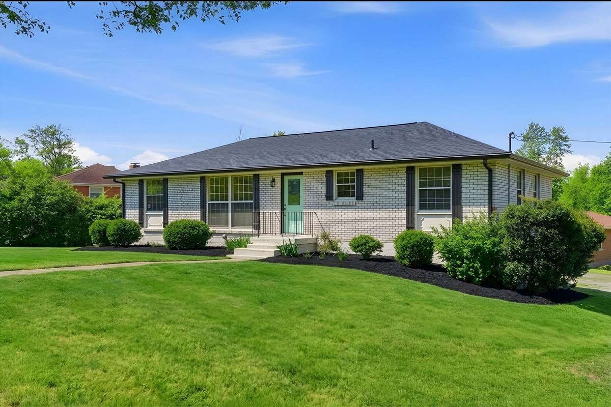 Welcome home to 562 Walton Ferry Rd, minutes from Old Hickory Lake, walking trails and all that Henderville has to offer.