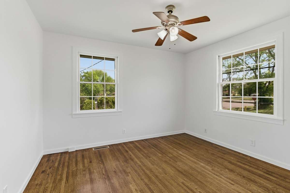Additional 2nd bedroom. Look at those windows!