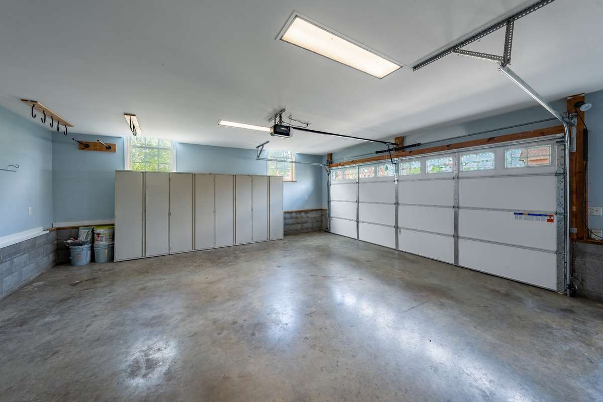 1 Car garage
Free standing storage DOES NOT convey