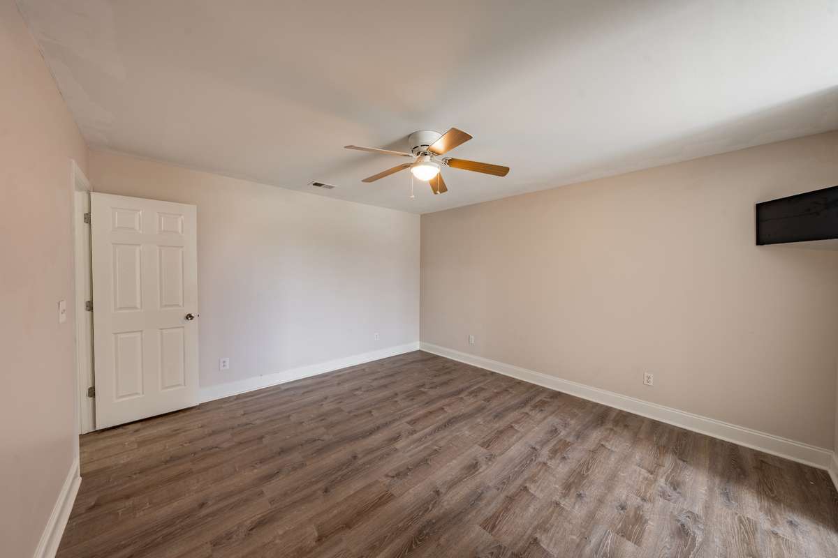 Bedroom 3 (upstairs) TV conveys