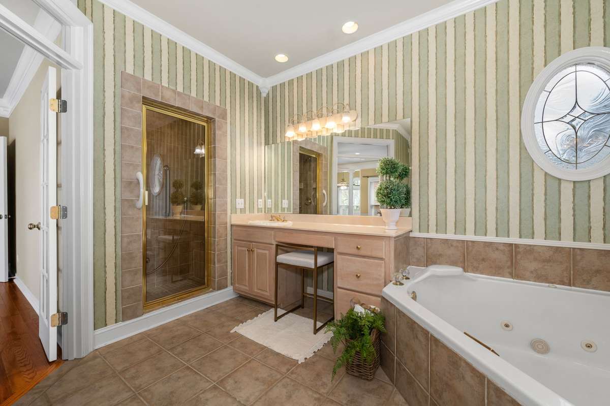 Notice the perfect spot to sit and get ready before the day.