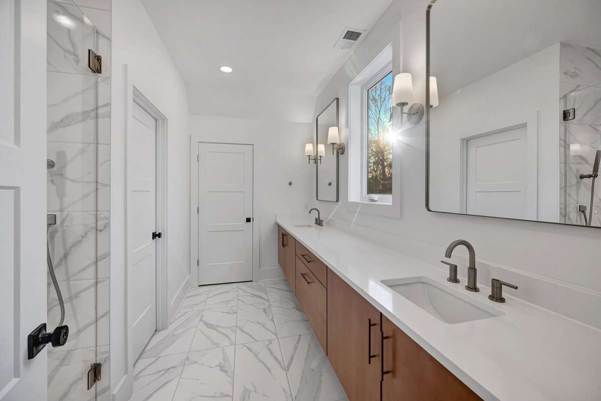 En-suite Bath for bedroom 5