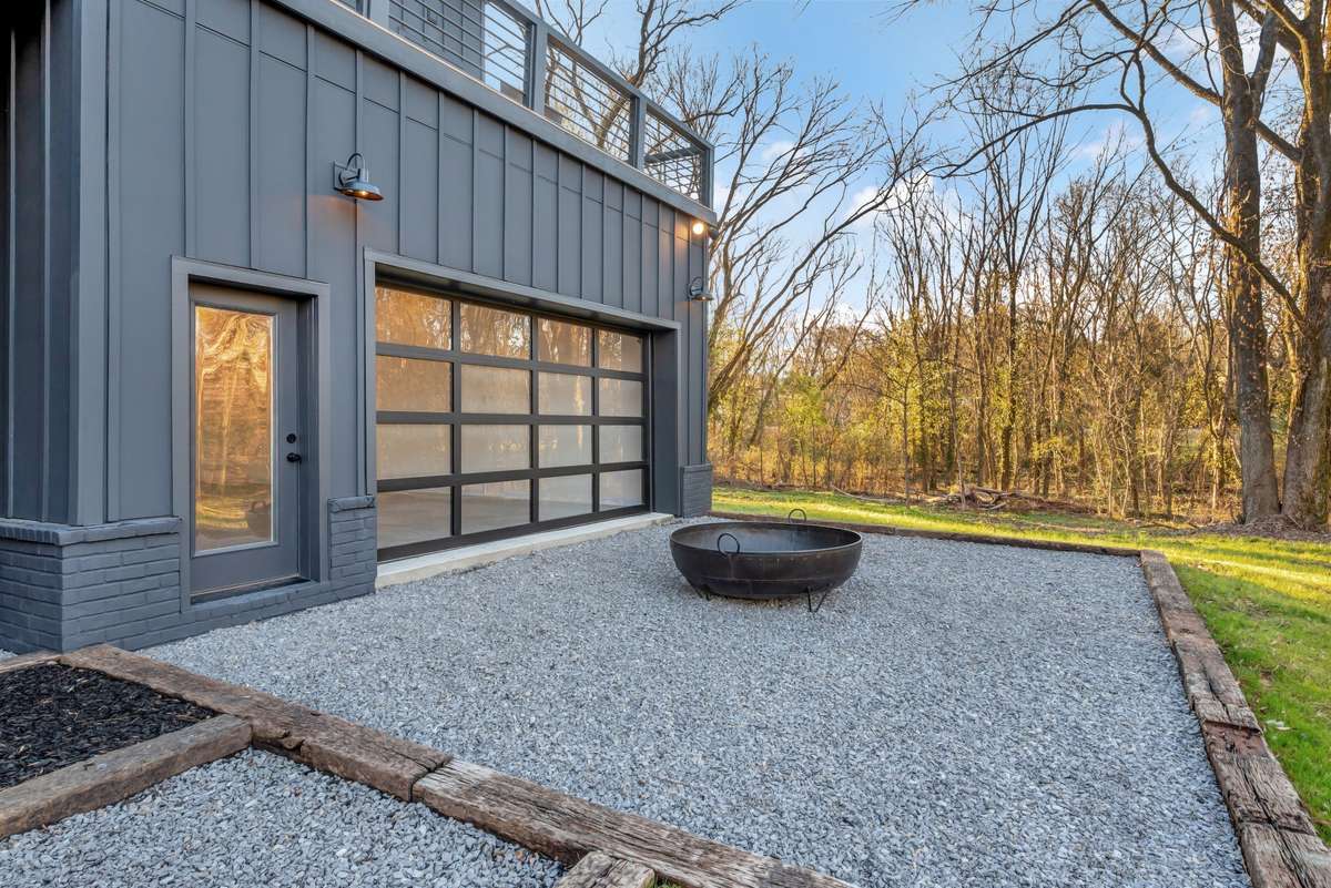 Outdoor Terrace w Fire-pit