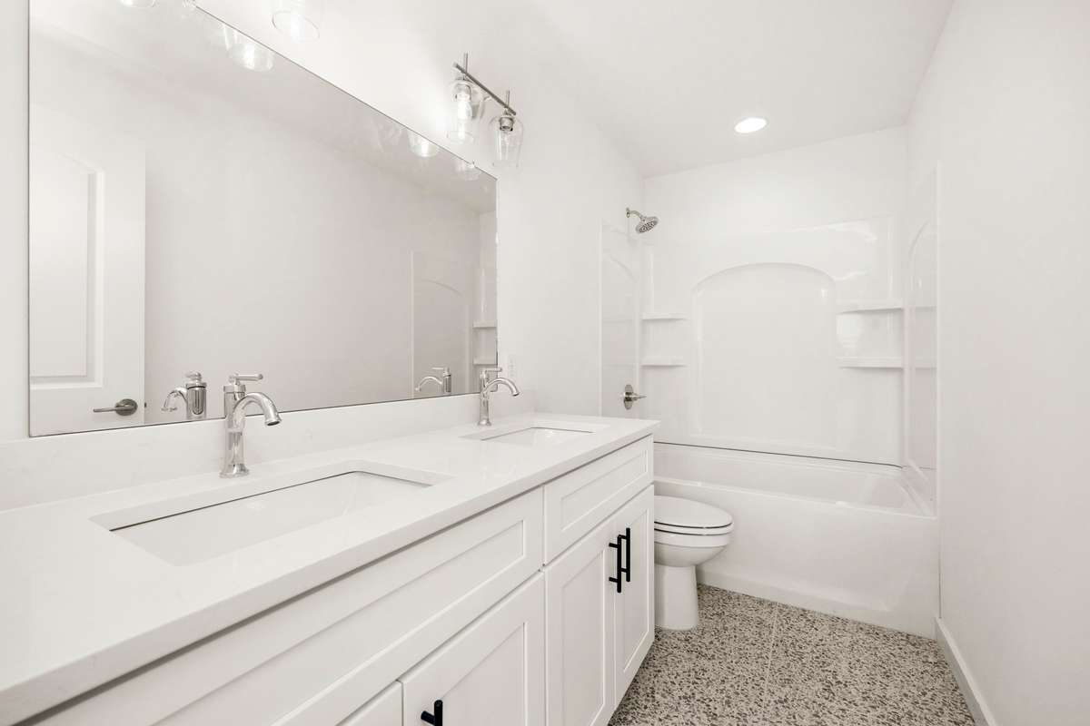 2nd Bathroom (Upstairs)