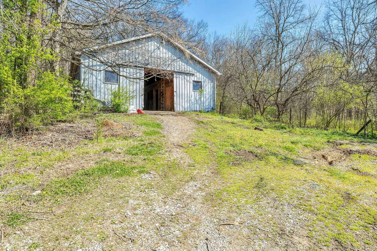 4 stall barn for horses or if you want to clear stalls out could be a good shop.