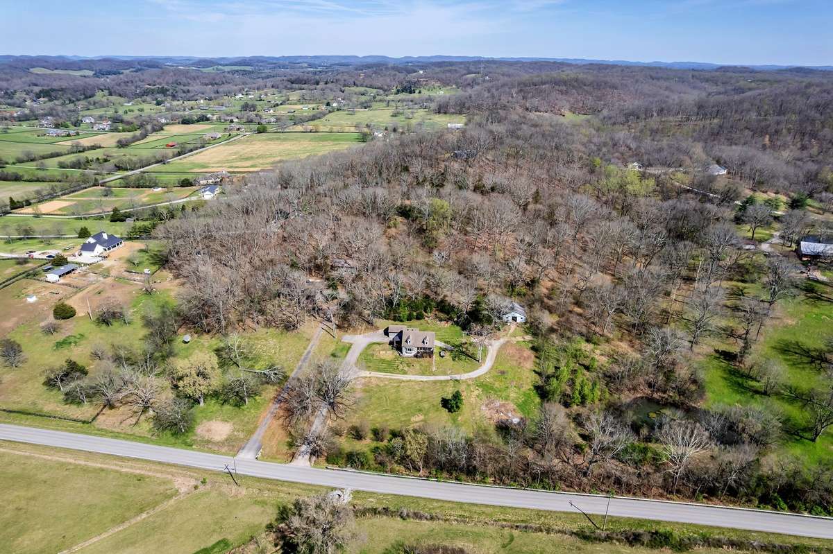 Such a pretty area of Williamson County and it's location allows a 10 min. drive to Thompsons Station, Spring Hill, and 15-20 min. drive to Franklin, Columbia and Cool Springs.