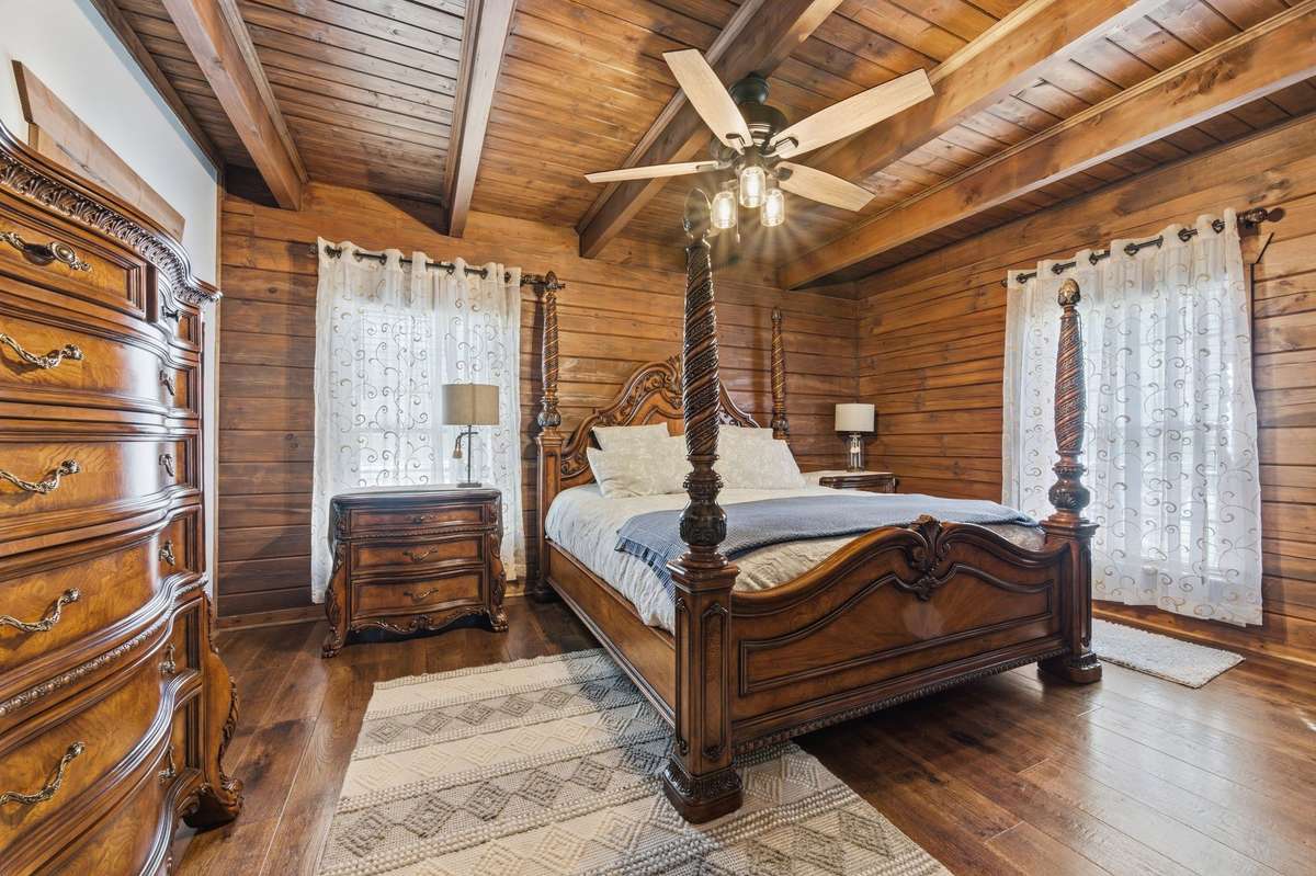 Master bdrm with full bath and walk-in closet