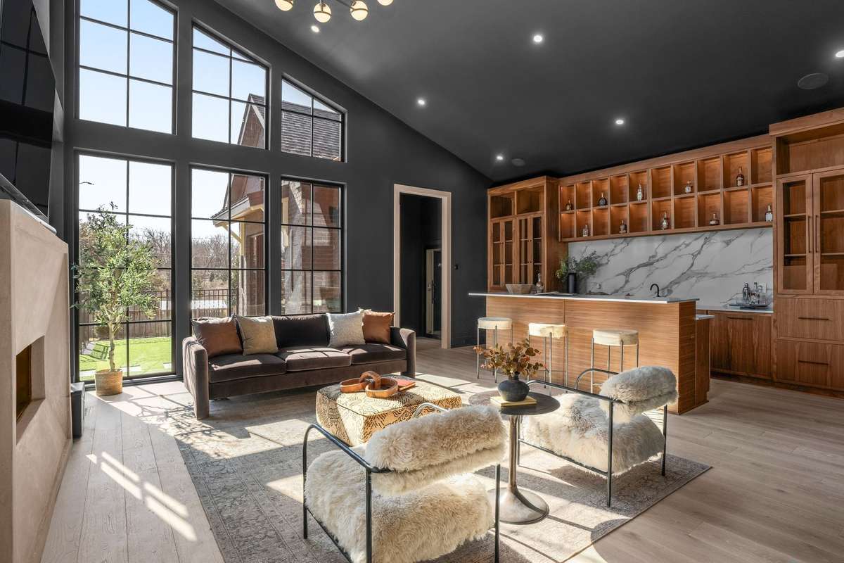 A sunlit club room with tailored millwork and a striking bar creates an ideal setting for both hosting and relaxing.