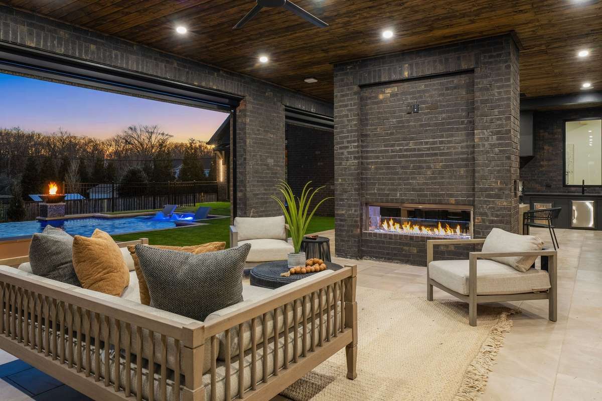 Integrated ceiling heaters ensure comfort, while the double-sided fireplace creates a warm, inviting atmosphere in every season.