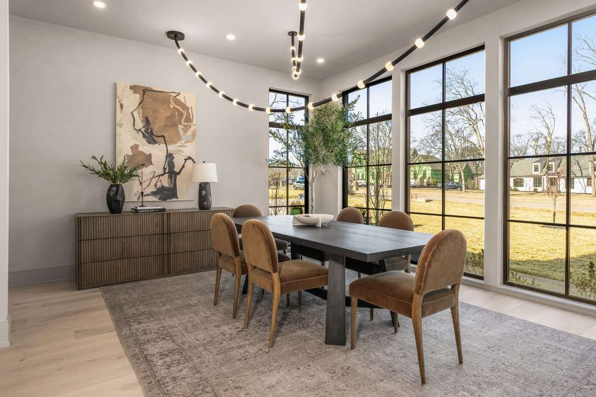 Dinner parties and holiday gatherings hosted in this stunning space are sure to be unforgettable.