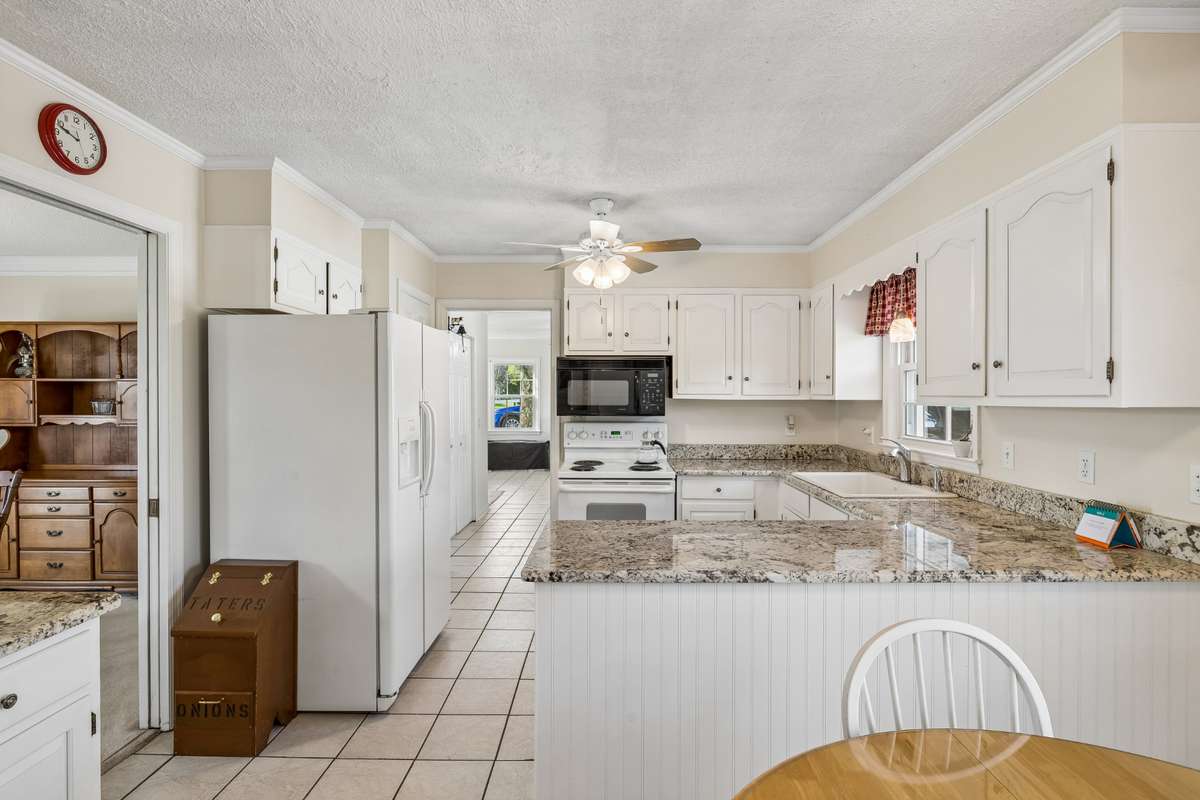 Dining room to the left