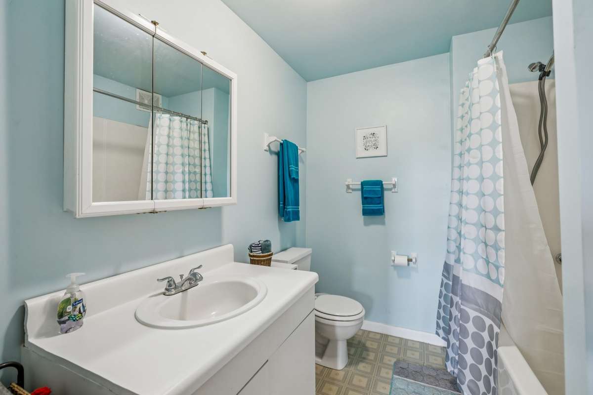 APARTMENT:  FULL BATH