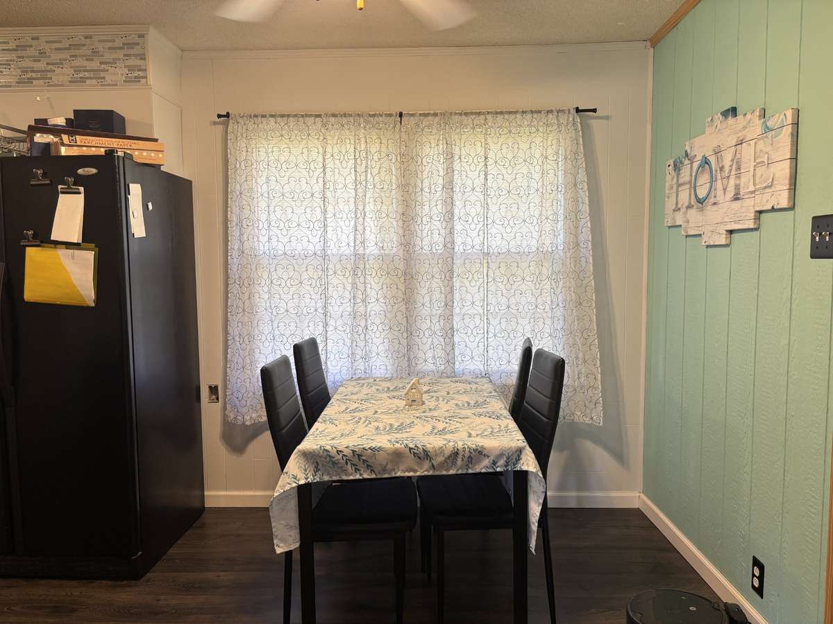 Dining Area in Kitchen.