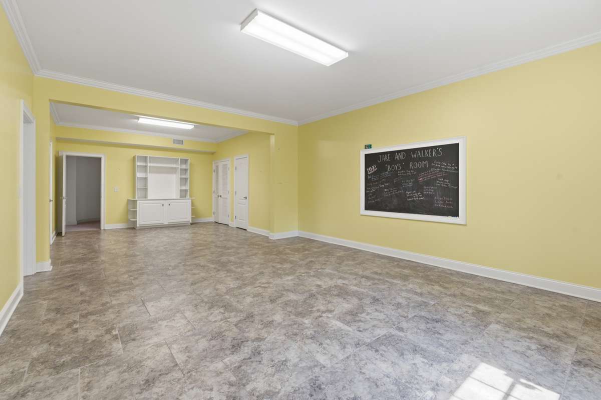 Additinial bonus room or flex space in daylight tlower level. This space offers so many versitale options : home office, work out room, game room, guest /in -law space.