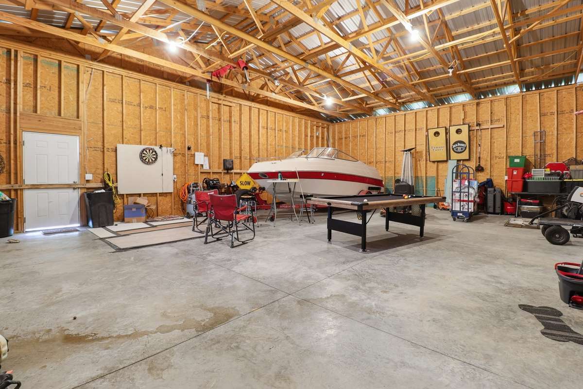 Massive shop/garage perfect for a skilled professional, technician or craftsperson.