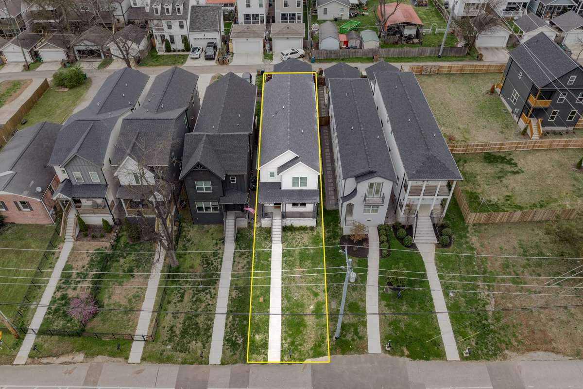Lot line shown is approximate and for illustrative purposes only. Boundary lines should be verified by a survey.