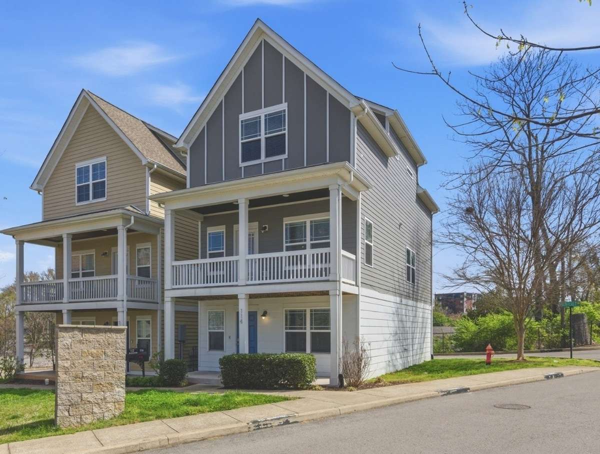 Minutes from Downtown, Trivecca, Belmont, and Vanderbilt University, with convenient access to dining, shopping, and neighborhood amenities.
