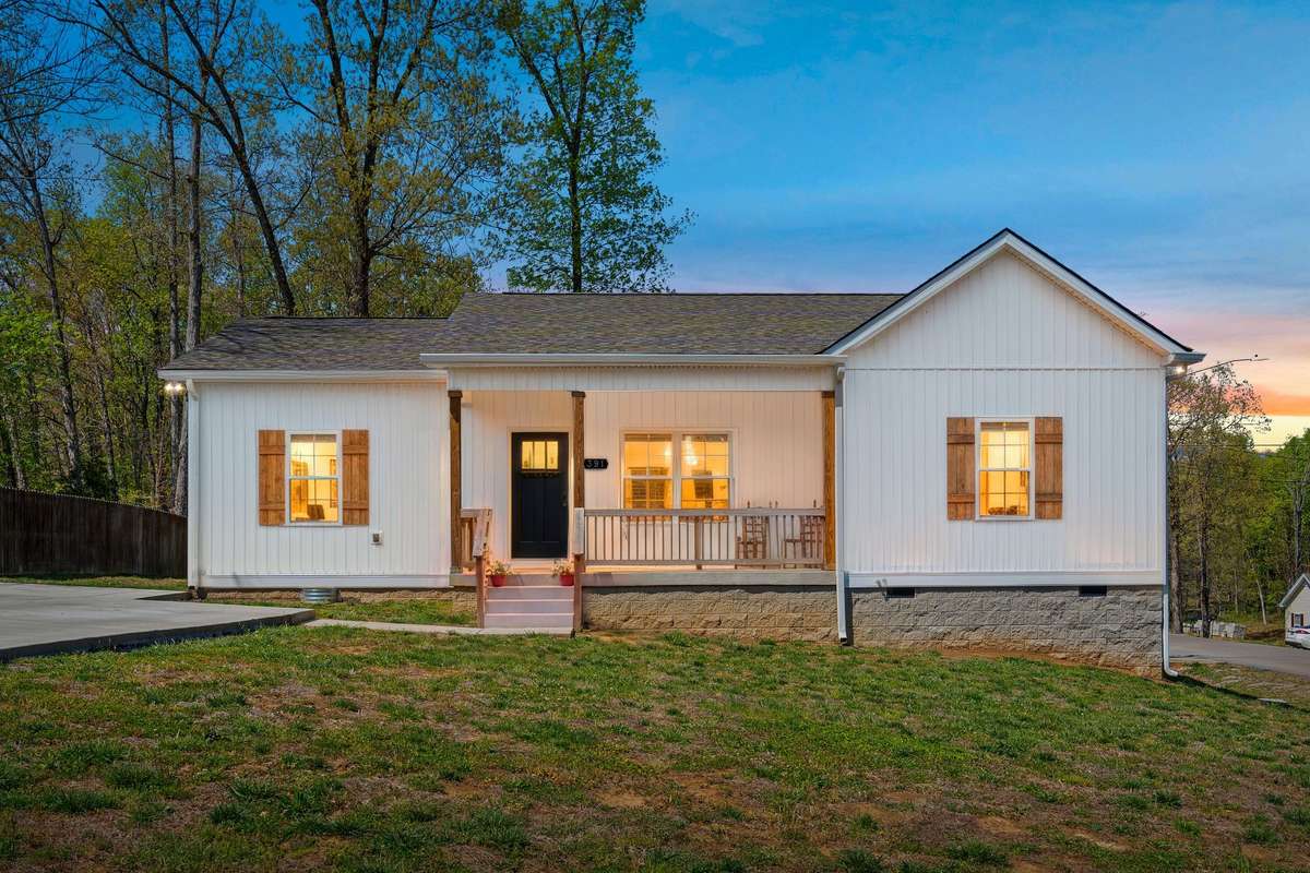 Welcome to 391 Elm Ave. in the quaint town of Lewisburg, Tn!!