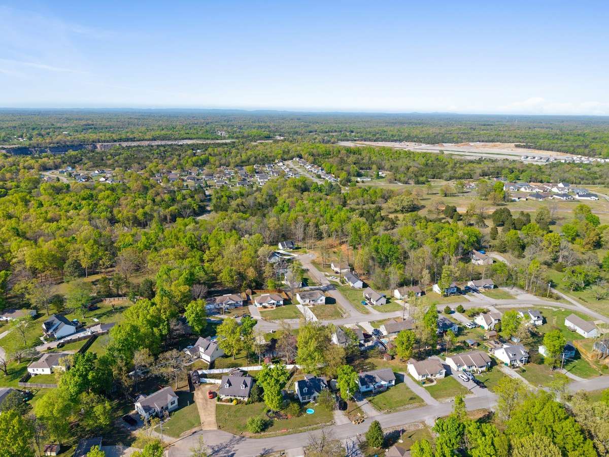 Great neighborhood minutes to shopping (Kroger/Walmart/Tractor Supply), Lewisburg Town square, restaurants, and schools.