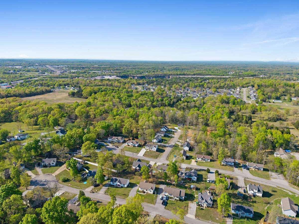 10 minutes to I 65 entrance, 25 minutes to Columbia, 30 minutes to Spring Hill/Thompson's Station, and 40 minutes to Franklin.