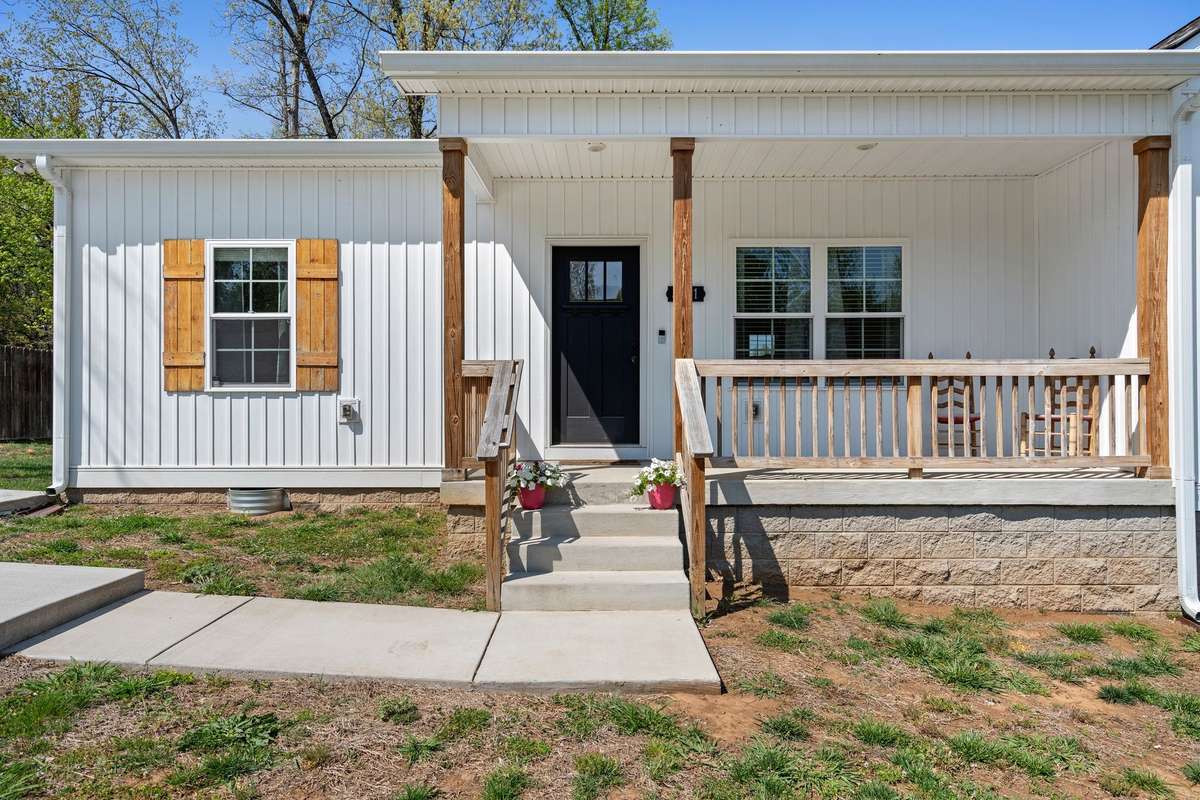 Single level home with amazing layout perfect for 1st time home buyer, expanding families, and buyers looking to downsize.
