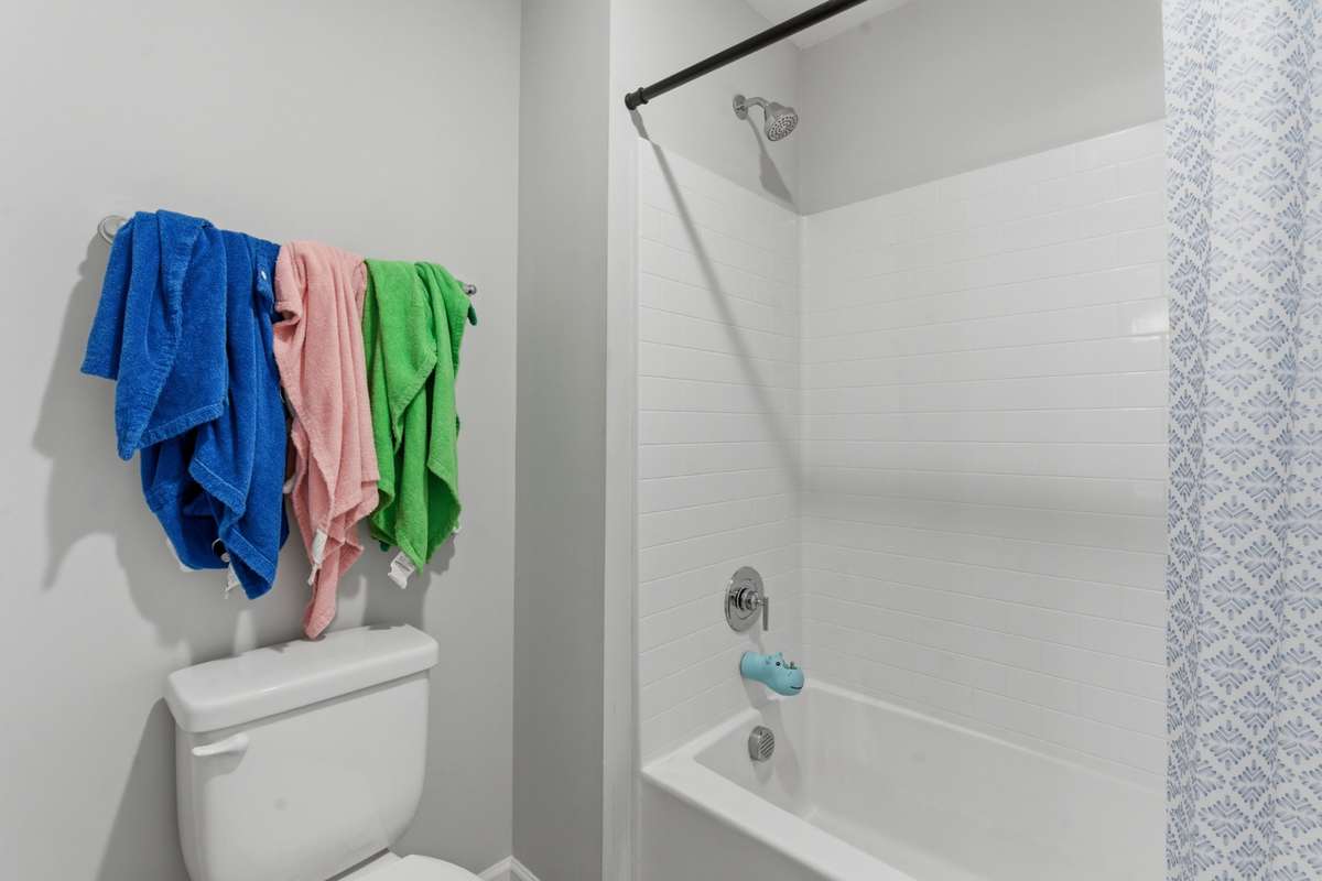 Seperate tub/shower and toilet room