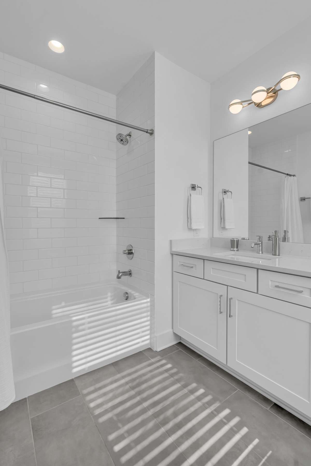 The full bath for the first bedroom.