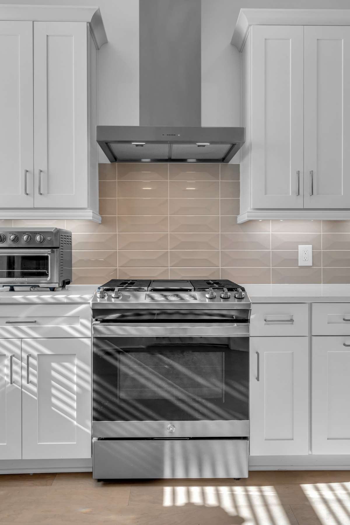 Beautiful gas cooktop and electric oven!