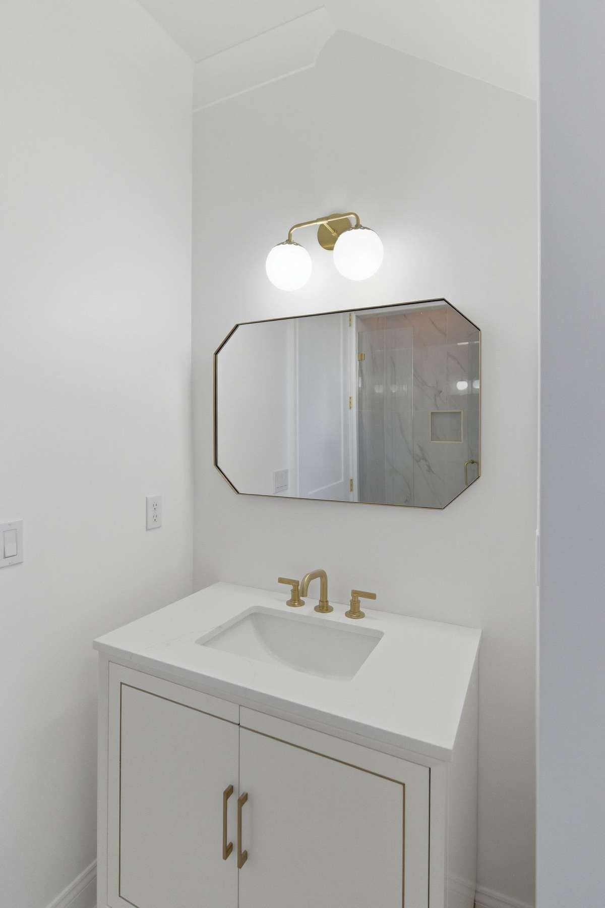 Full hall bath with shower