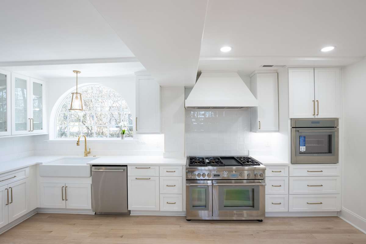 Beautiful lighting with Full Thermador Kitchen Package